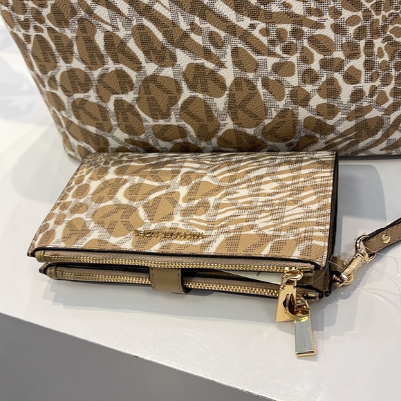 MICHAEL KORS LARGE DOUBLE ZIP WRISTLET WALLET PHONE CASE CLUTCH 
Camel Multi - Picture 7 of 16